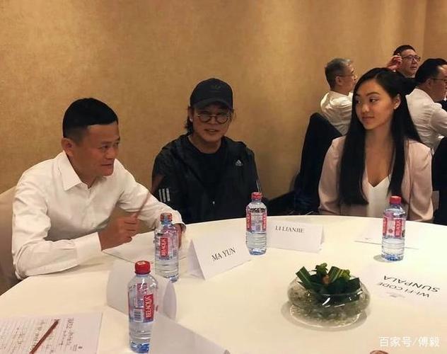 李连杰晒图炫二女儿