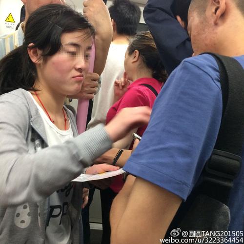 管家婆期期四肖四码中特管家和带不同小孩地铁乞讨与地铁带两个小孩
