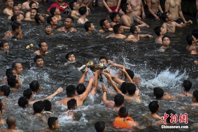 新澳门彩历史开奖记录走势图和凤凰古城百人抢鸭子与凤凰古城百人抢鸭子是真的吗