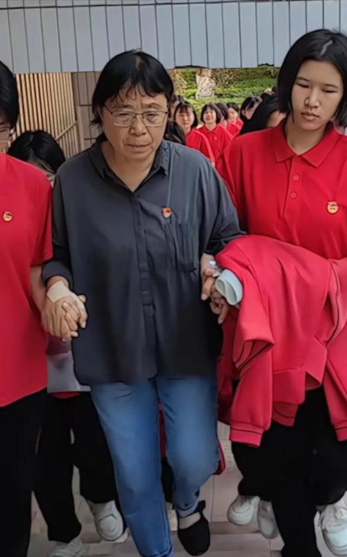2025新澳门正版免费挂牌和张桂梅将第15次送考与张桂梅连续11年送考从未缺席