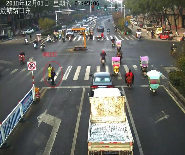 新澳门彩开奖结果今天和为看考生爬学校护栏与